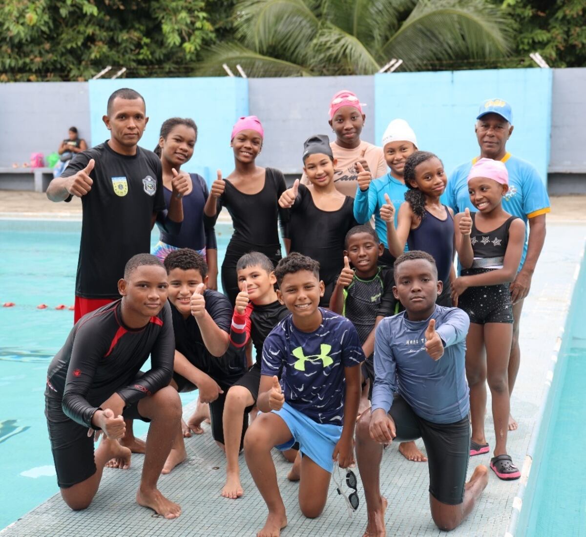 Policía y jóvenes de Colón juegan en el mismo equipo por un futuro sin violencia