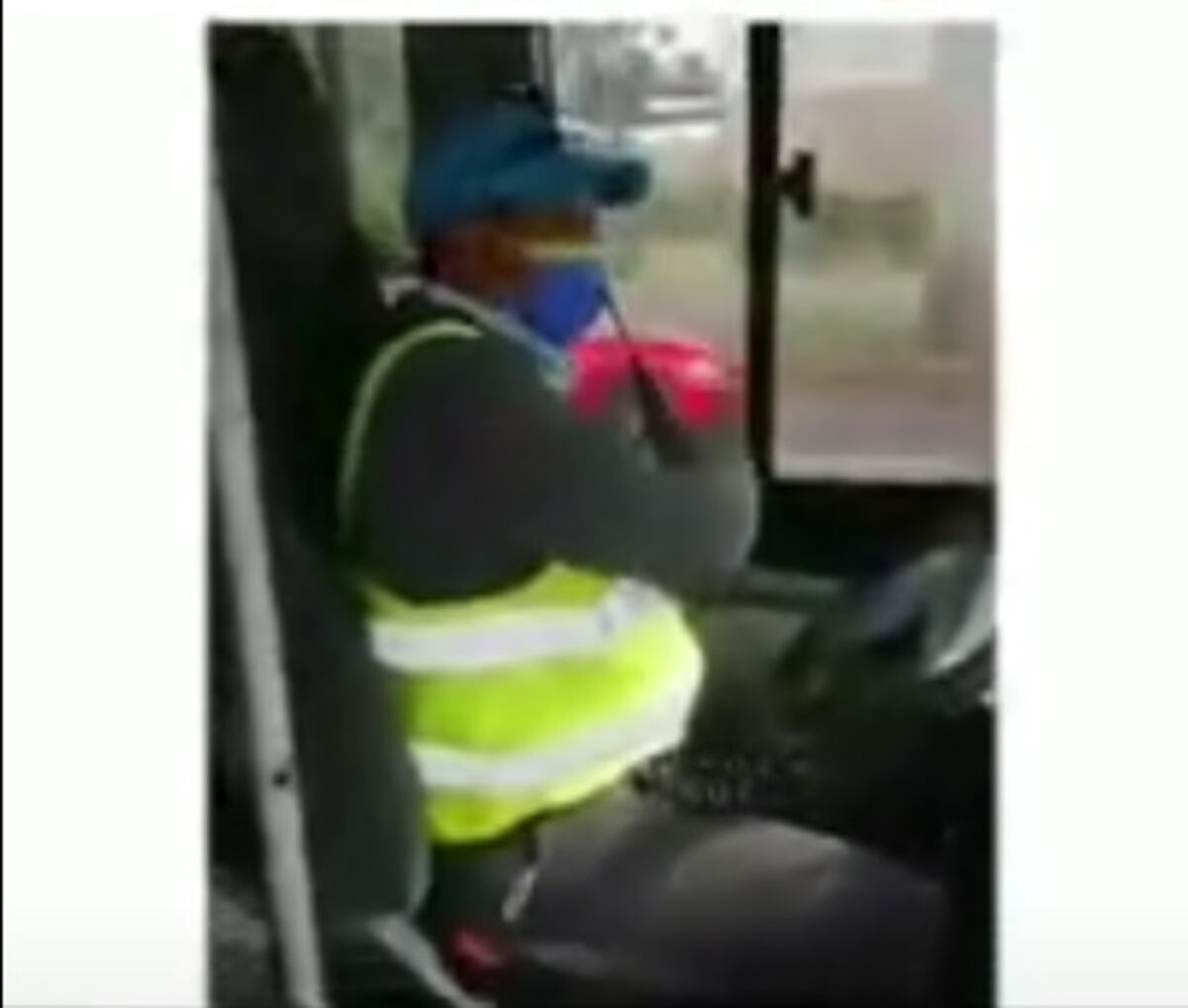 Hacen llamado a la cordura. Pasajero que se niega a usar pantalla facial se enfrenta a operador de Mi Bus, que tampoco la usa. Explican por qué. Video viral