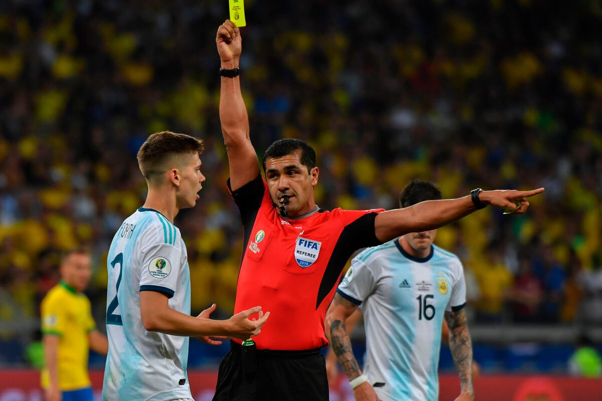 Argentina culpa a los árbitros de su eliminación en Copa América