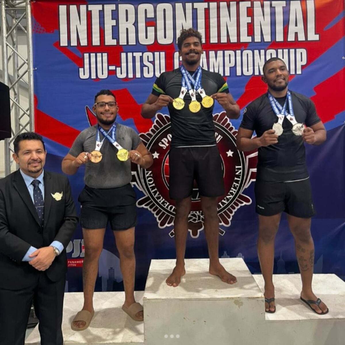 Josué Chen arrasa con triple oro en el SJJIF Intercontinental Championship