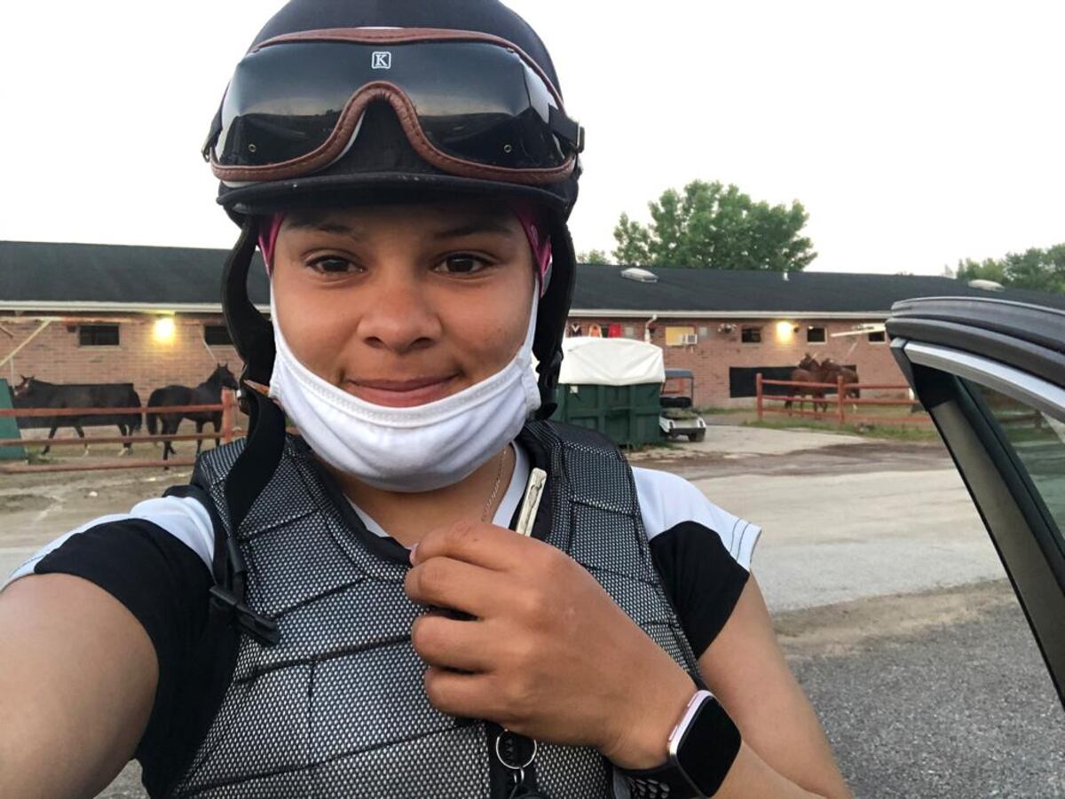 Jocketa Yarmarie Correa sufre caída en Hipódromo en Estados Unidos. Video