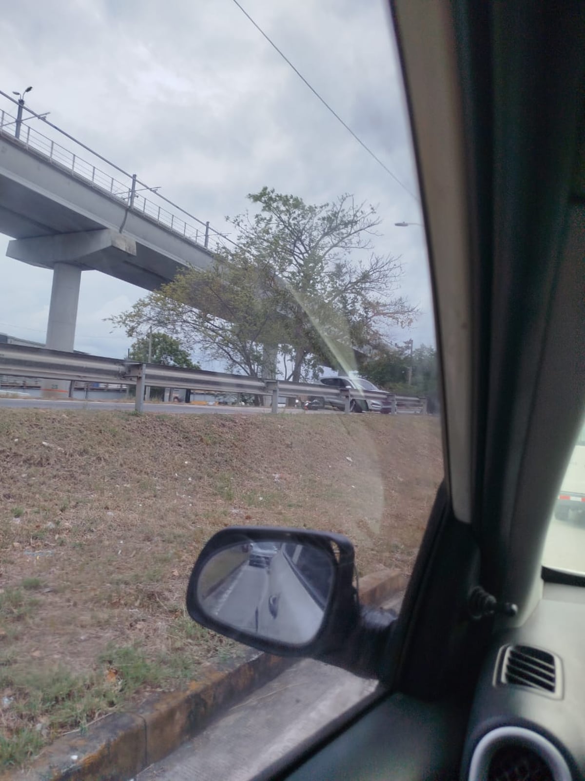 Sicarios en moto atacan vehículo en Metro Mall: víctima estaría ligada a hermano de jefe del grupo ‘Bagdag’