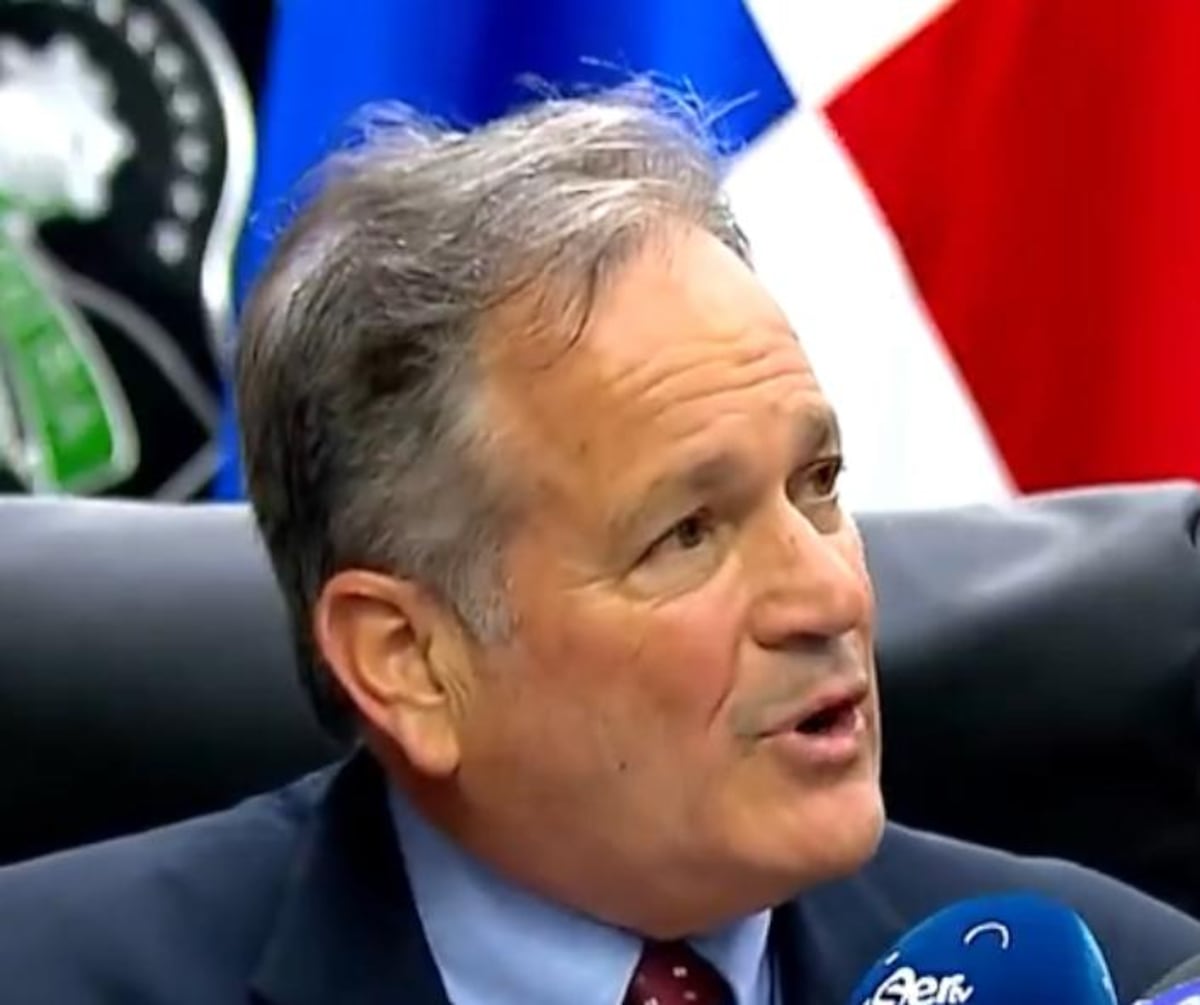 Ministro Navarro se defiende: ‘Que se vaya la termoeléctrica, no yo’