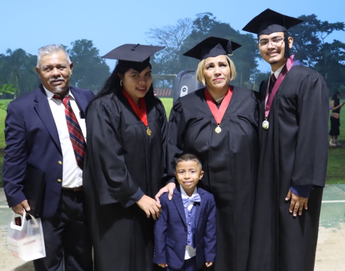 Familia darienita y joven con discapacidad auditiva brillan en graduación universitaria