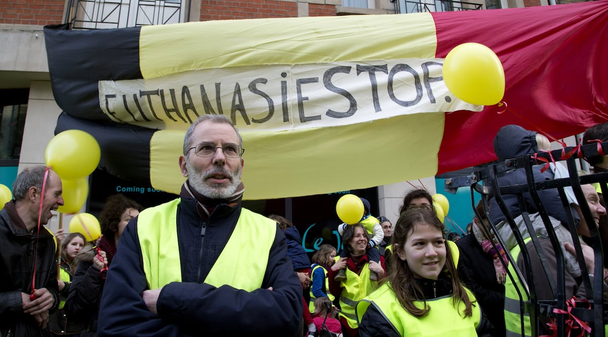 Absuelven a tres médicos en caso histórico de eutanasia