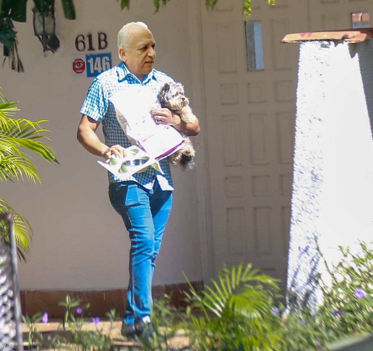 Ricardo Martinelli recibe a su perro fiel mientras se atrinchera en La Alameda