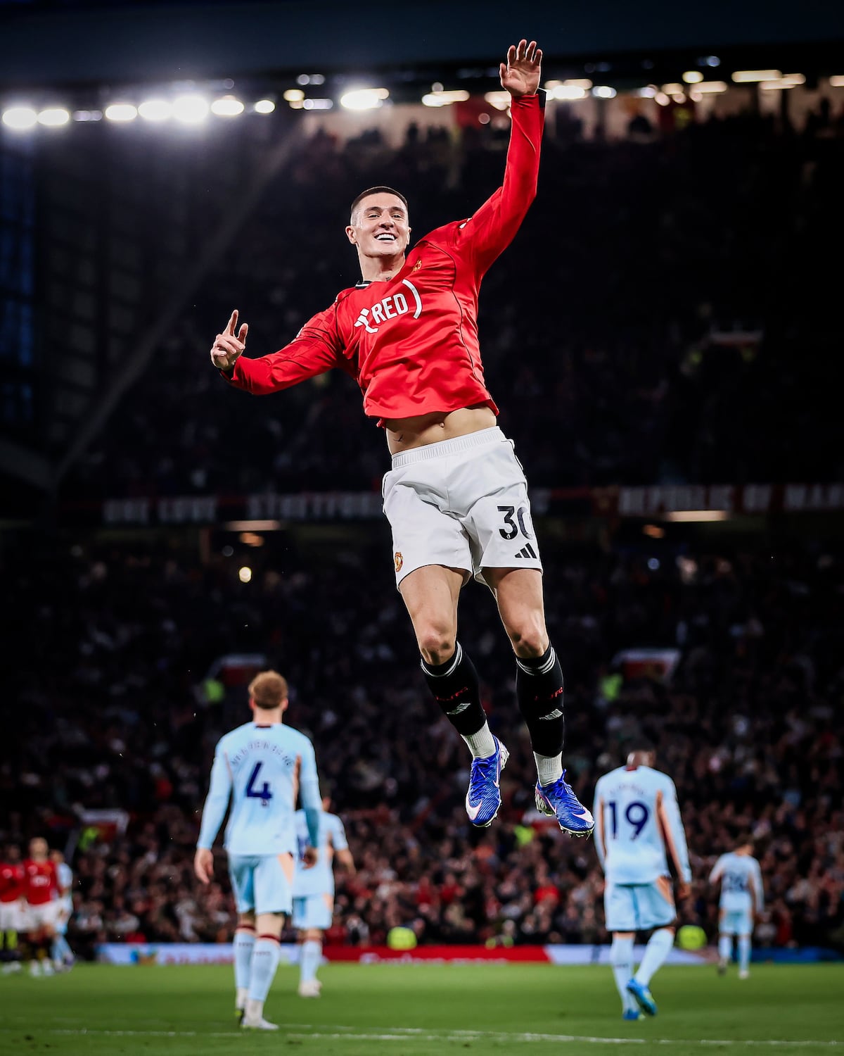 Manchester United acaricia la Champions y se prende Old Trafford