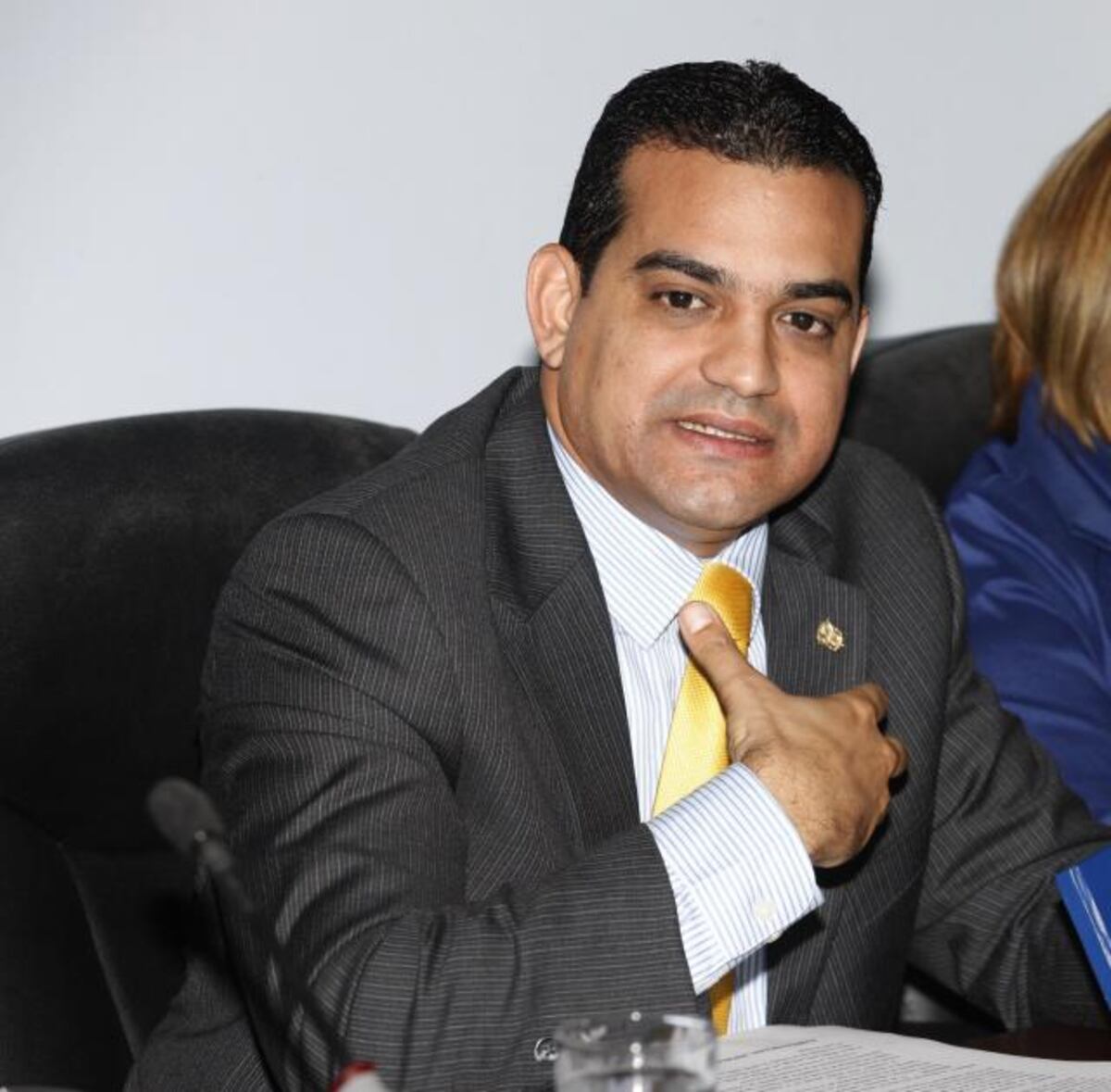 Revuelo por propuesta para que no puedan botar por un año a positivos de covid-19. Para algunos, incentiva al contagio. Proponente reacciona