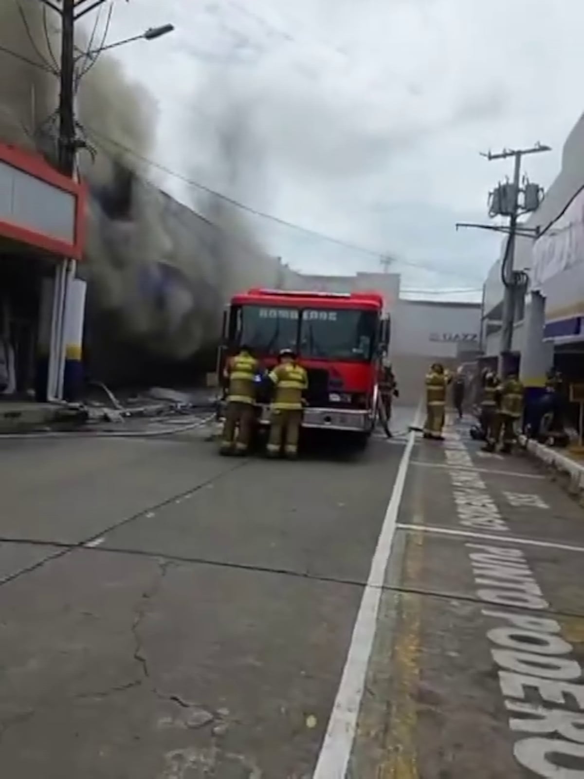 Voraz incendio en David moviliza a decenas de bomberos en zona comercial