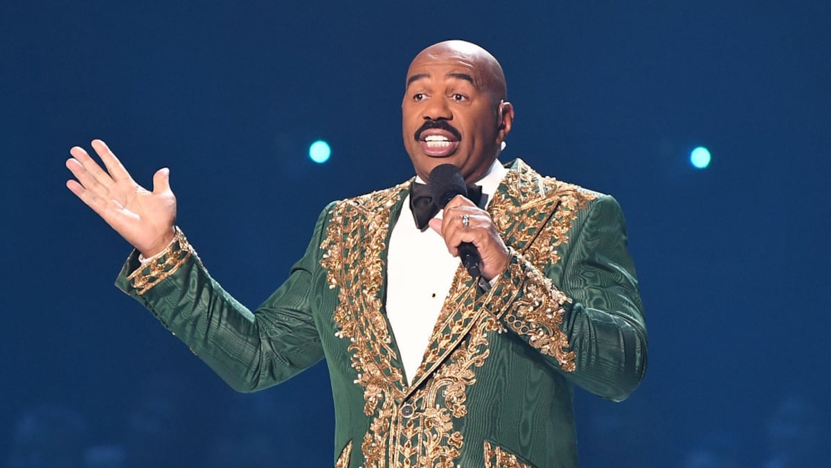 Presentador de Miss Universo hace una broma sobre el narcotráfico de Colombia y recibe múltiples críticas