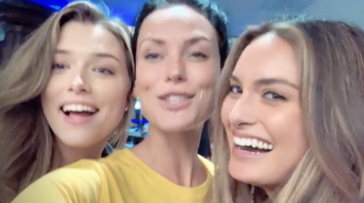 Mujeres muestran los pechos en la Serie Mundial y esto les pasó +Video