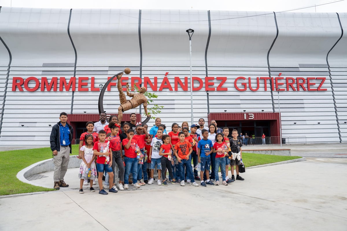 ¡Turismo deportivo para los pela’os de San Miguelito! Exploran la Ciudad Deportiva Irving Saladino