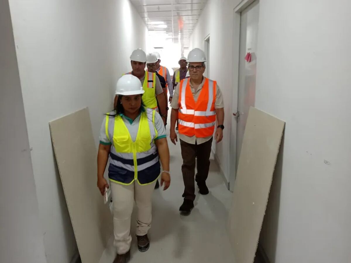 Ministro de Salud inspecciona avances del nuevo Centro de Salud en Río Hato