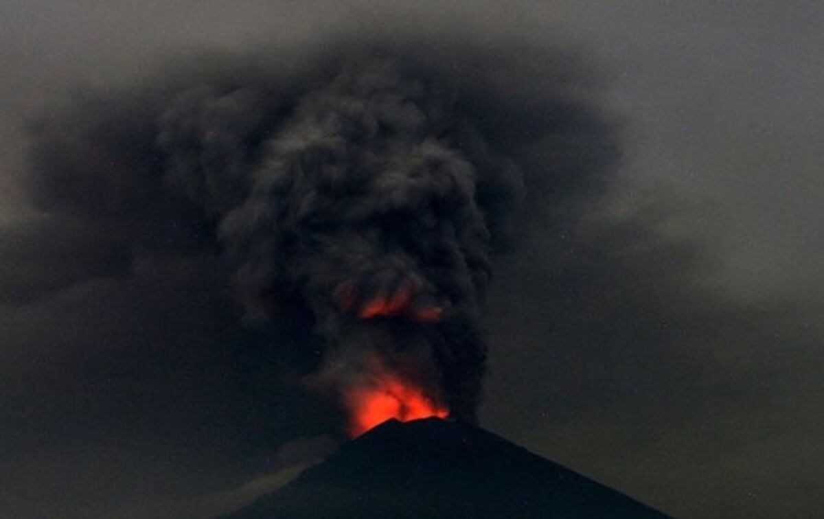 Volcán en Indonesia arroja cenizas a 2 mil metros de altura