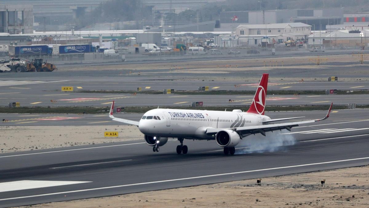 ¡Alerta en el aire! Avión escoltado por aviones de guerra aterriza en Barcelona por amenaza de bomba