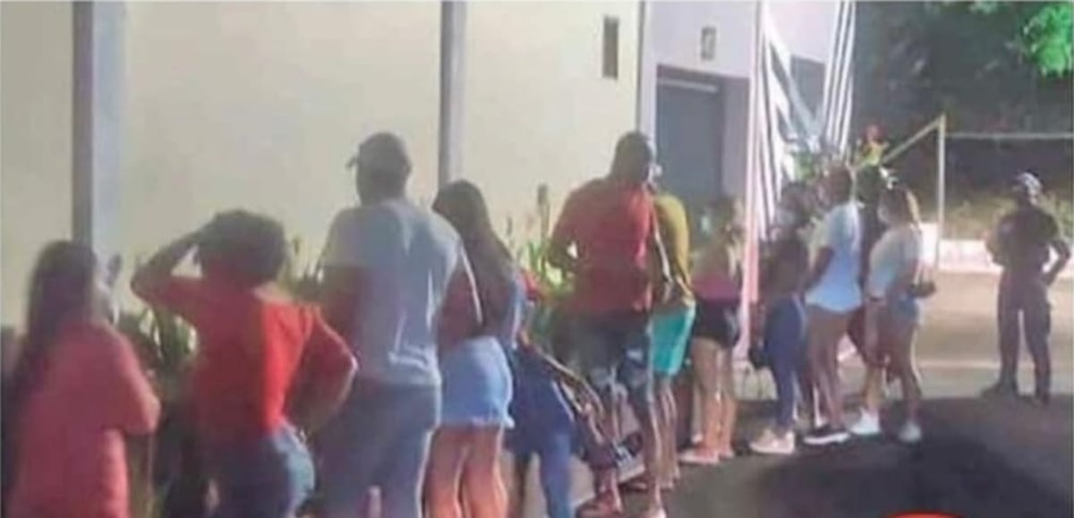 Los pillan en el ‘push’. Sorprenden a 11 mujeres y 4 hombres entrando a la habitación de una casa de citas. Truncan fiesta clandestina