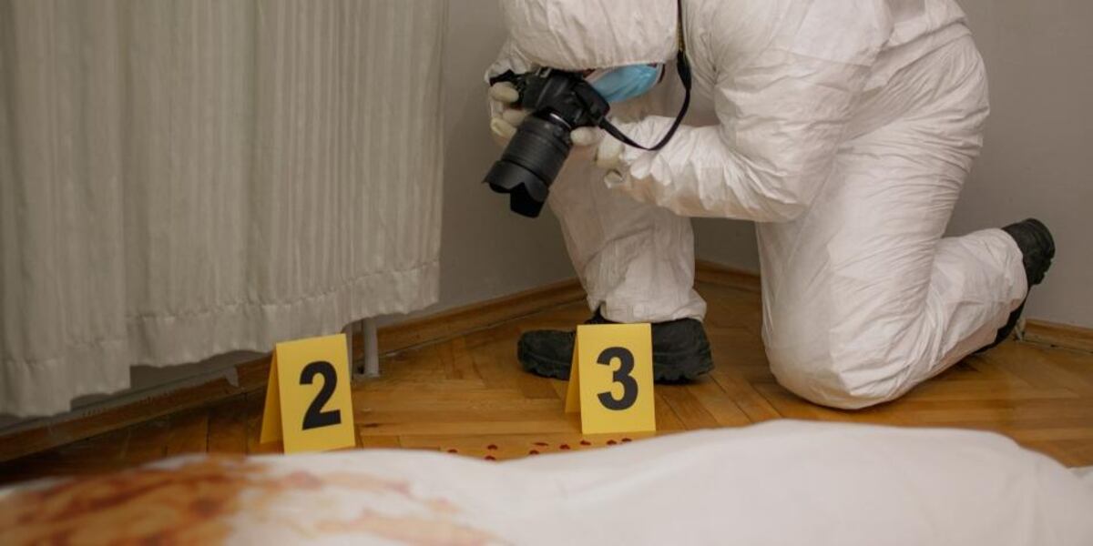 Hallan cuerpo de anciana que llevaría muerta 10 años en su casa