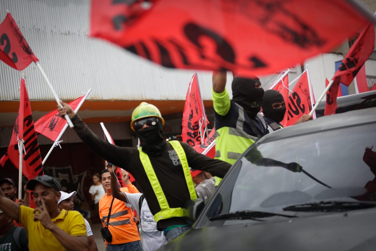 Enfrentamientos en los predios de la Asamblea Nacional debido al contrato minero 