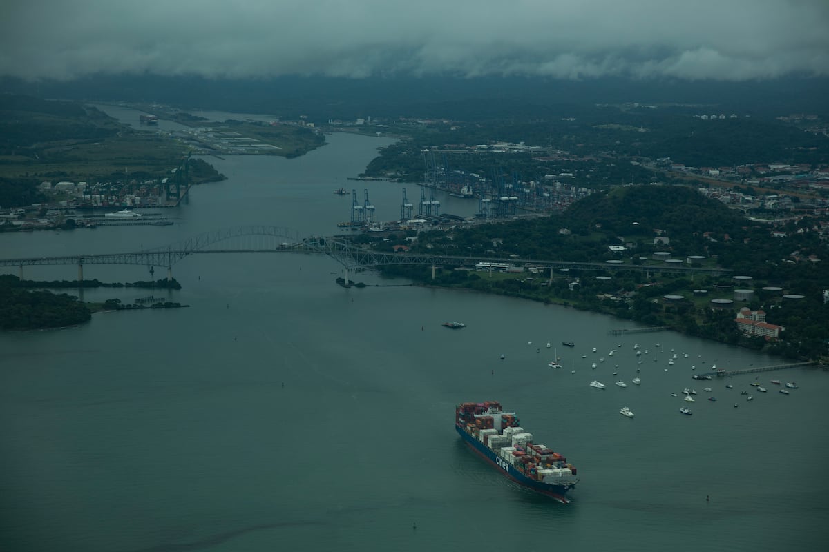 ¿Por qué hay tantos barcos en espera para pasar por el Canal de Panamá?