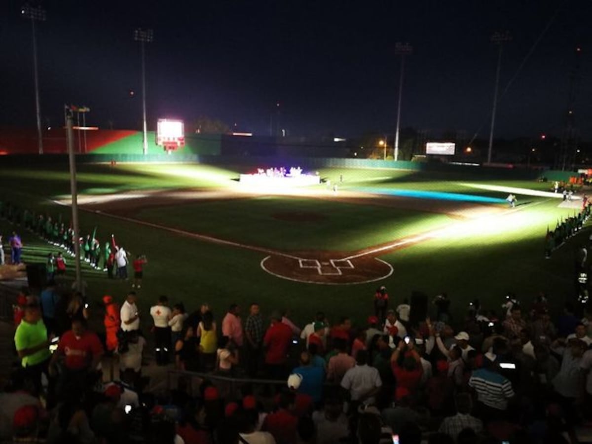VIDEOS | El cielo se iluminó con la inauguración del nuevo Kenny Serracín