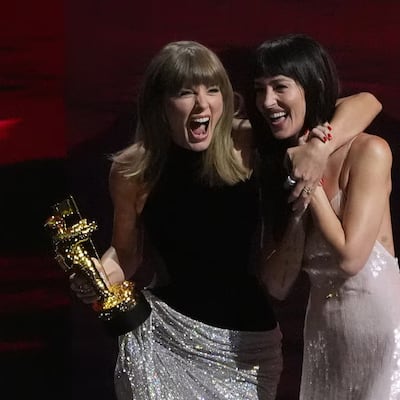 Taylor Swift gana Video del Año en los MTV VMAs 2026 y dedica el premio a Dolly Parton