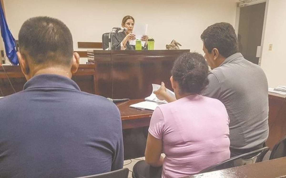 Madre y padrastro obligaban a hija a verlos teniendo sexo y luego la violaban