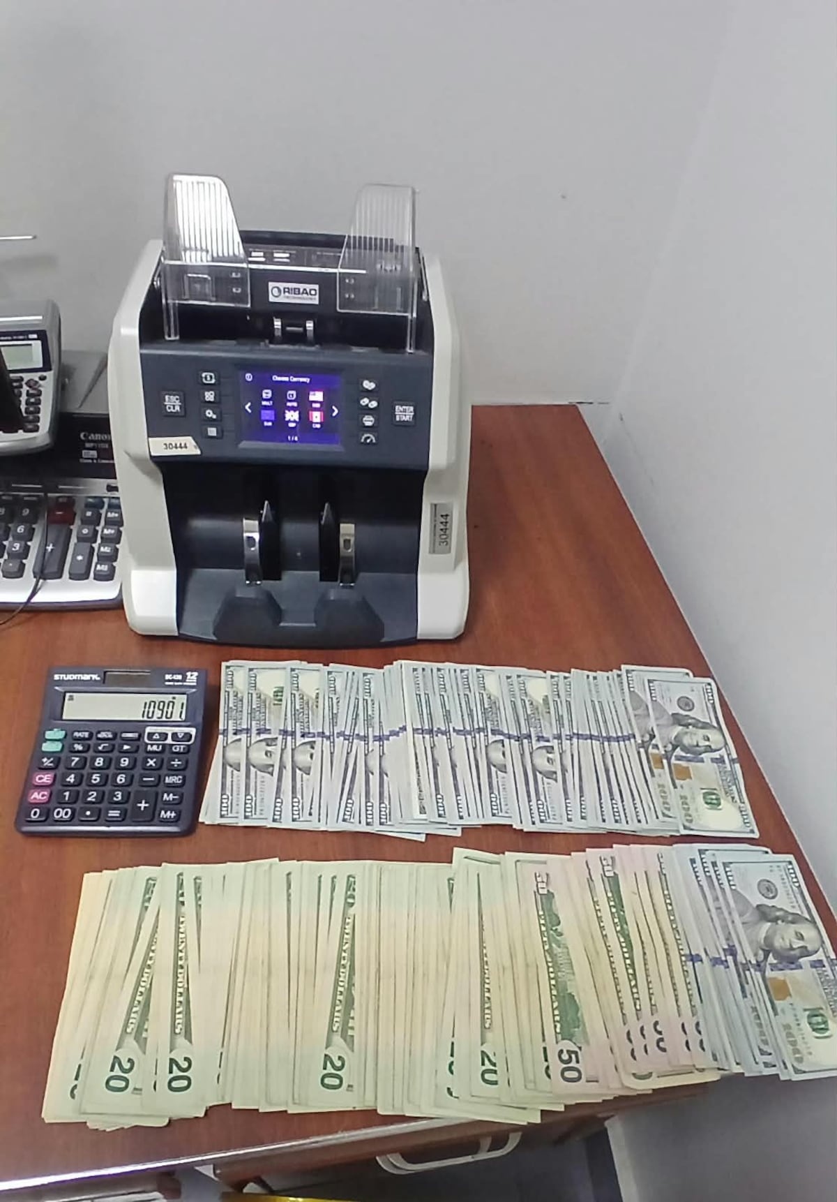 Madre e hija llegaron de Cuba con B/.10,901 sin declarar en el aeropuerto