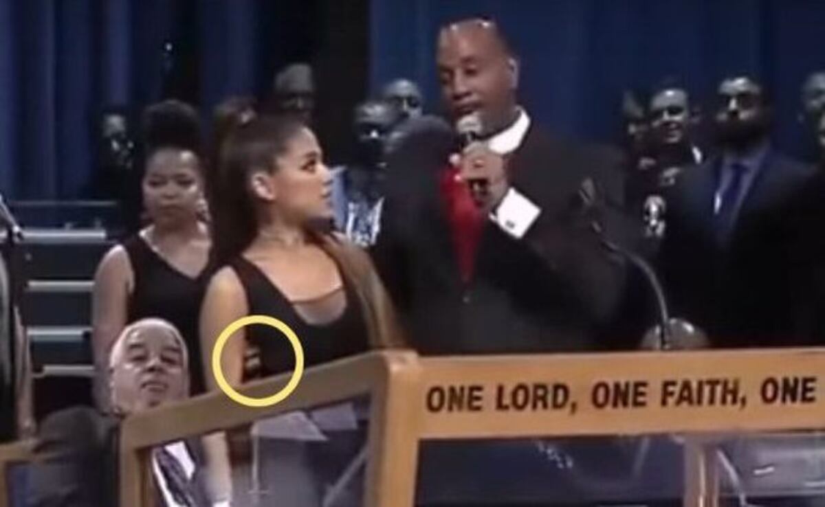 Pastor se disculpa por tocar el pecho de Ariana Grande