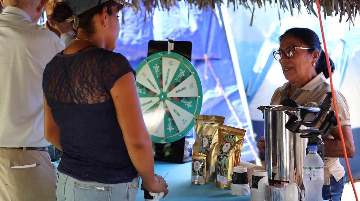 Cobre Conecta fomenta el diálogo abierto con las comunidades durante su participación en la Feria de la Naranja
