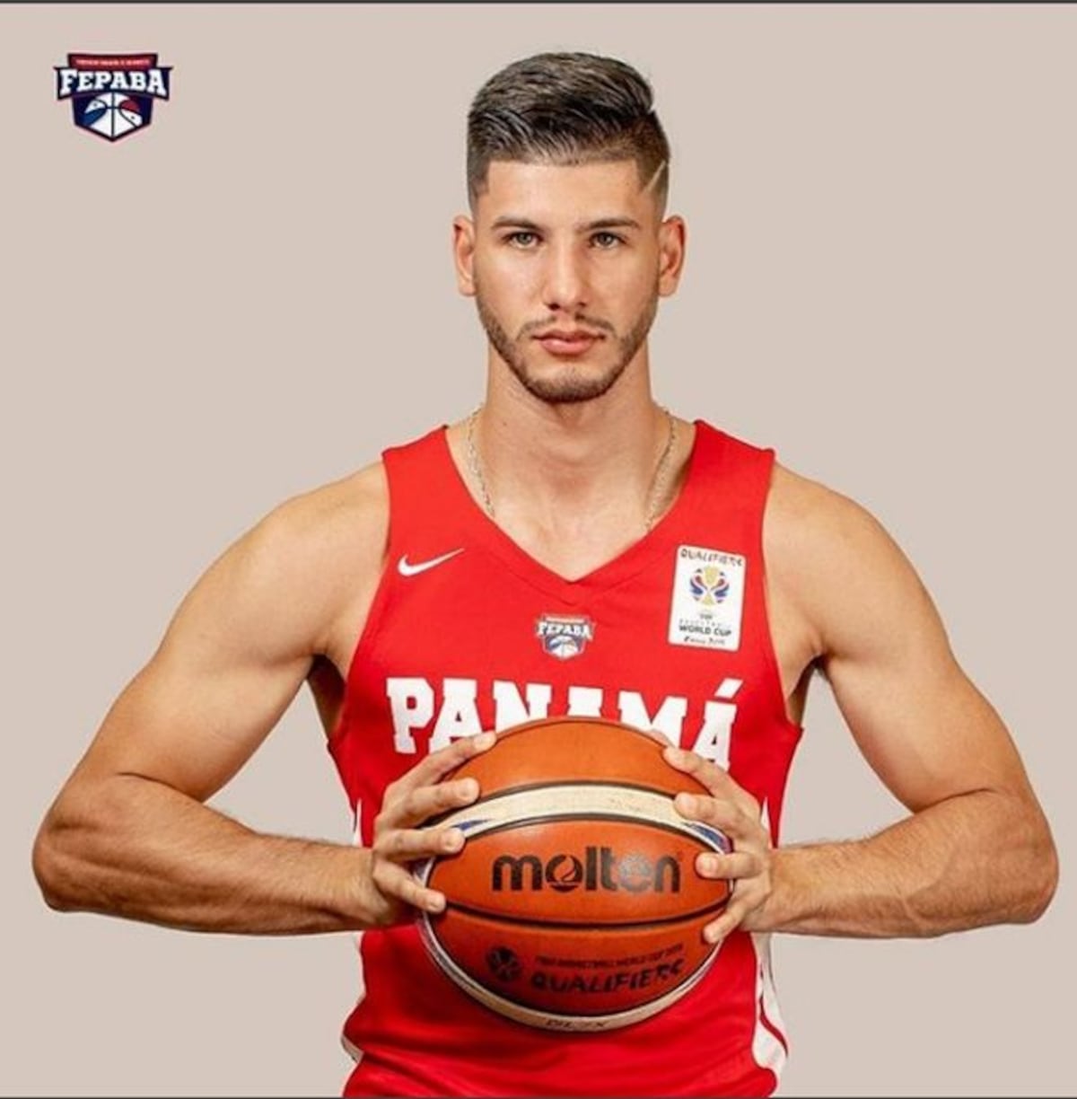 Sorprenden a presentadora de TV con jugador de la Selección. Chequea...