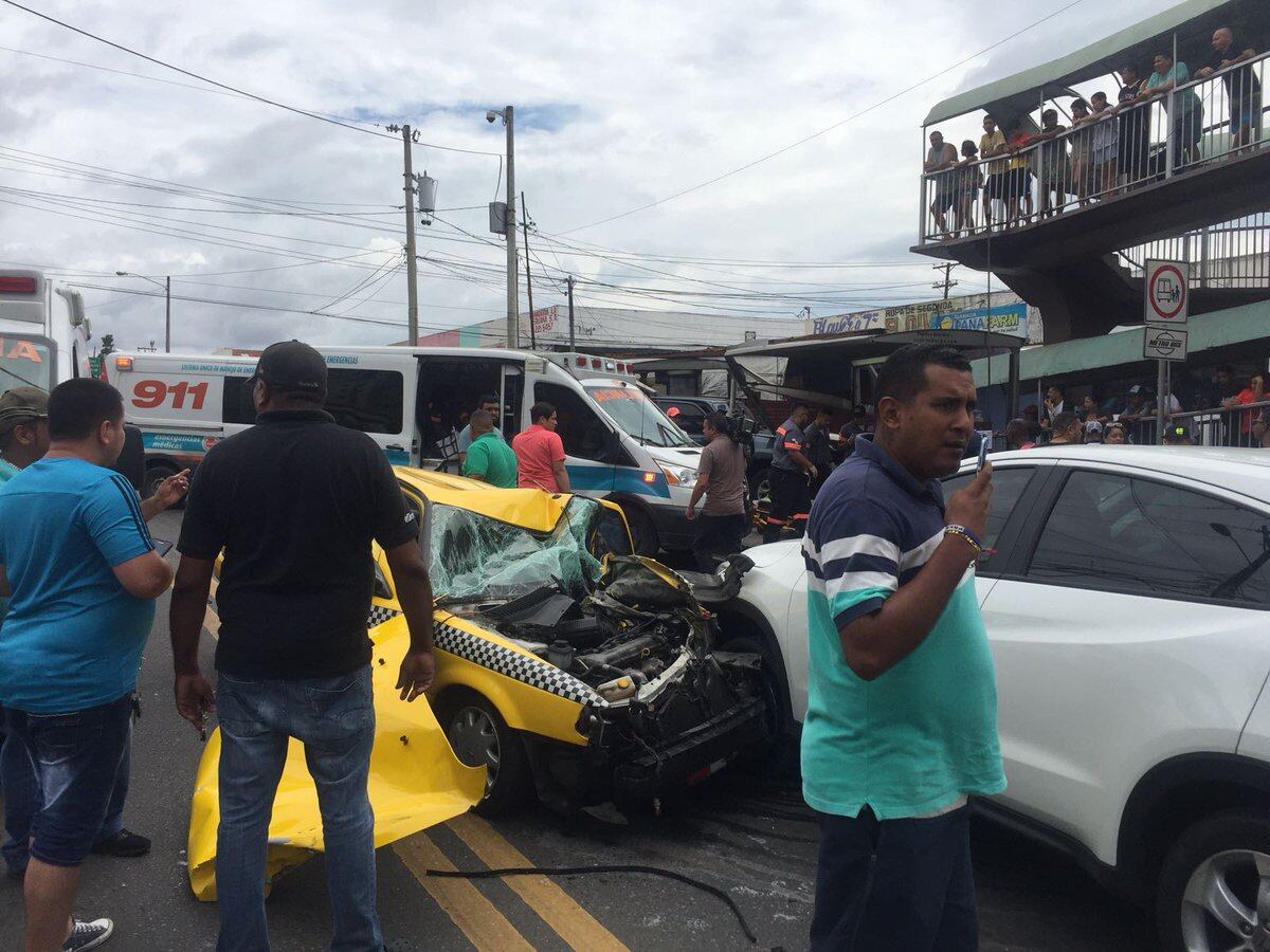 ¡QUÉ CHICHARRÓN! Taxi queda achurrado en triple colisión
