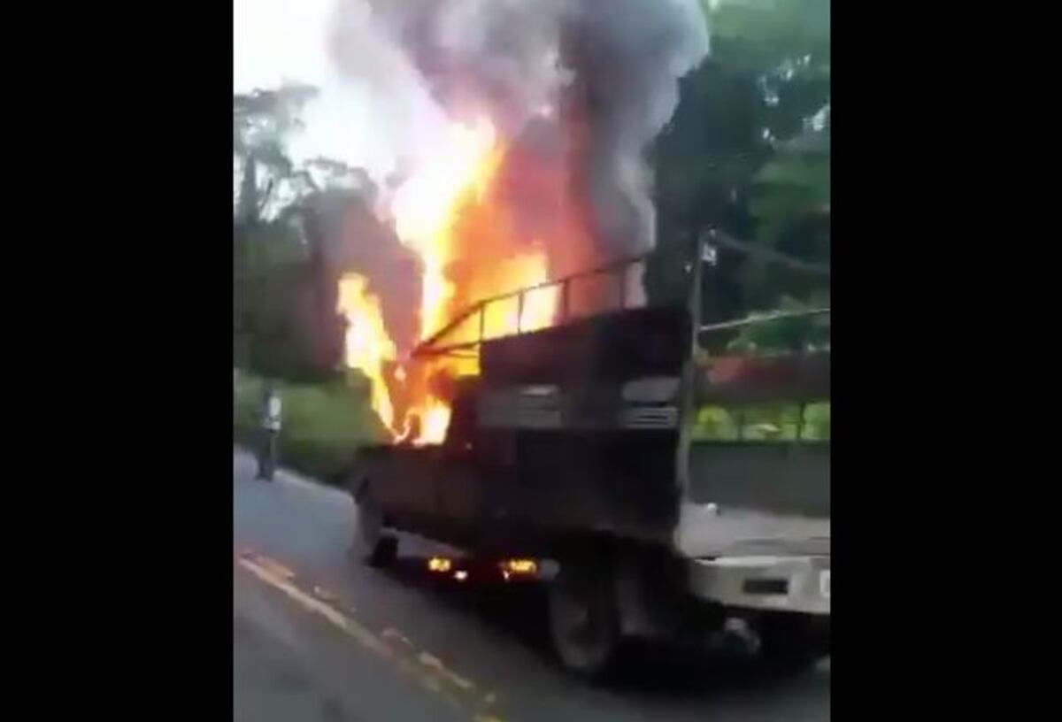 SANTO CIELO | Auto es consumido por las llamas en plena vía | VIDEO