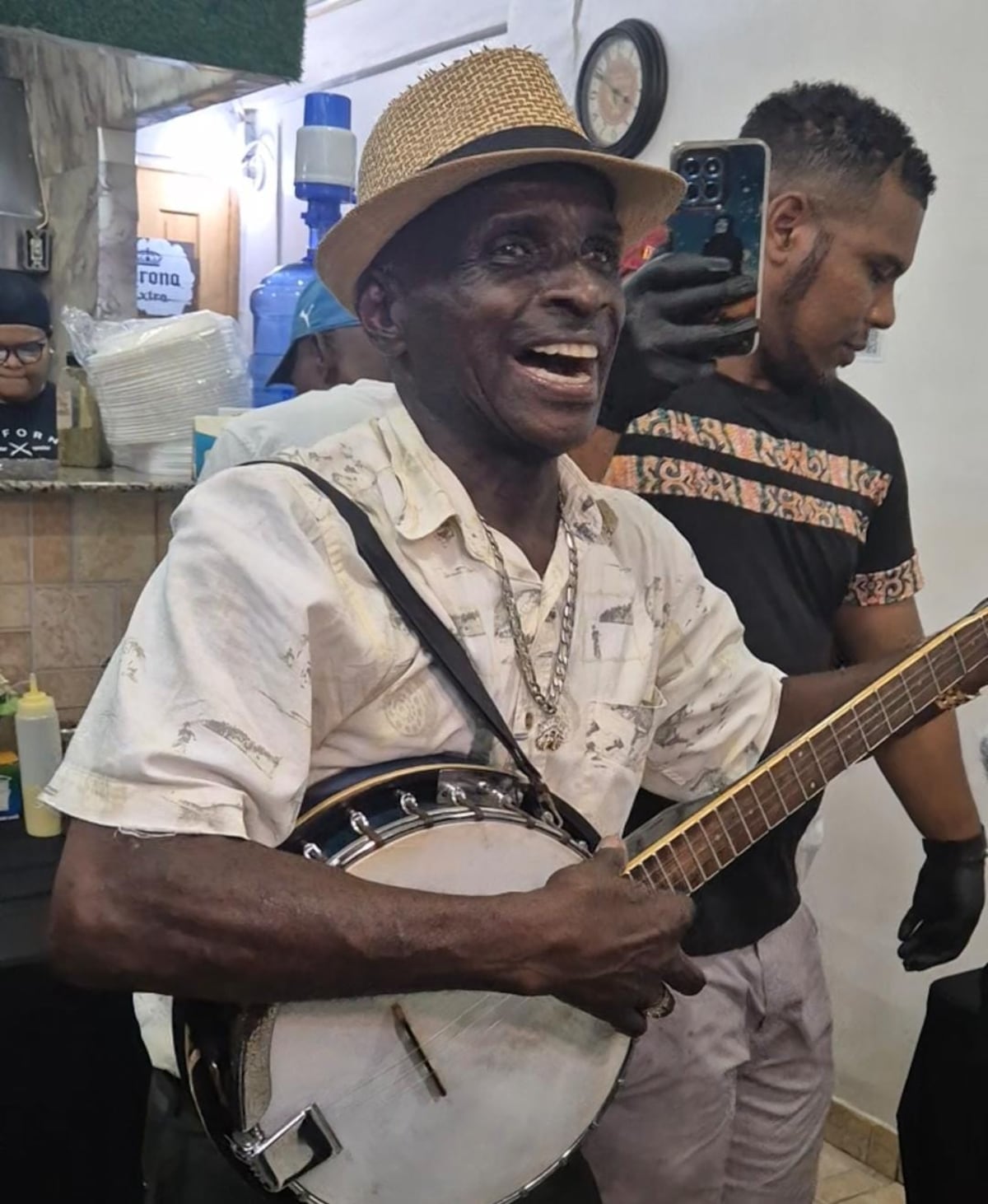 ‘Colón no era así, era mejor que Chiriquí’: el grito del pregonero que pide rescate para su provincia