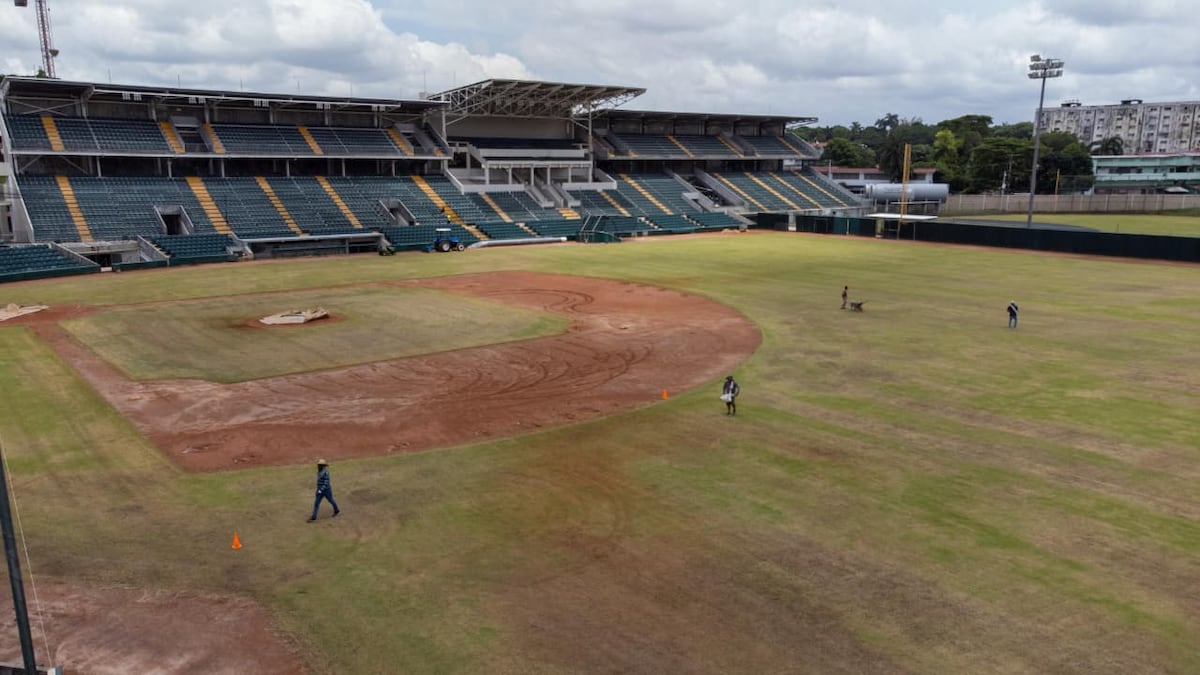 Corte, abono y fumigación: así se renueva el histórico estadio de Cabo Verde