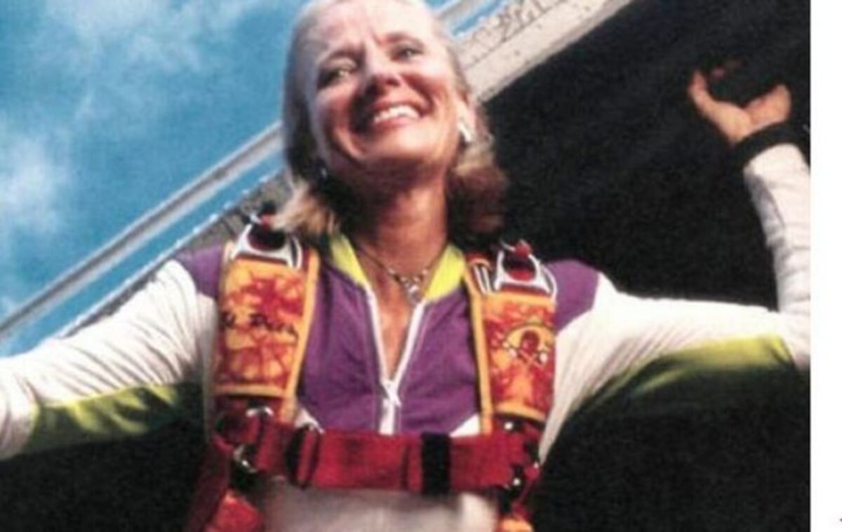 ¡Increíble! 250.000 hormigas de fuego salvan la vida de una paracaidista