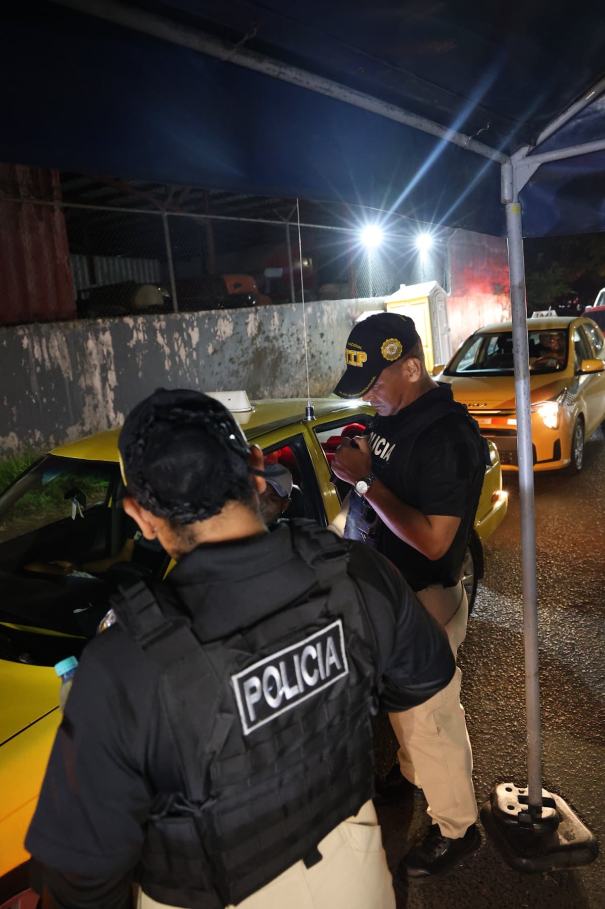 Sin piedad, al estilo Bukele. No respetaron el horario y caen en barrida nocturna en San Miguelito: 38 aprehendidos y dos menores retenidos 