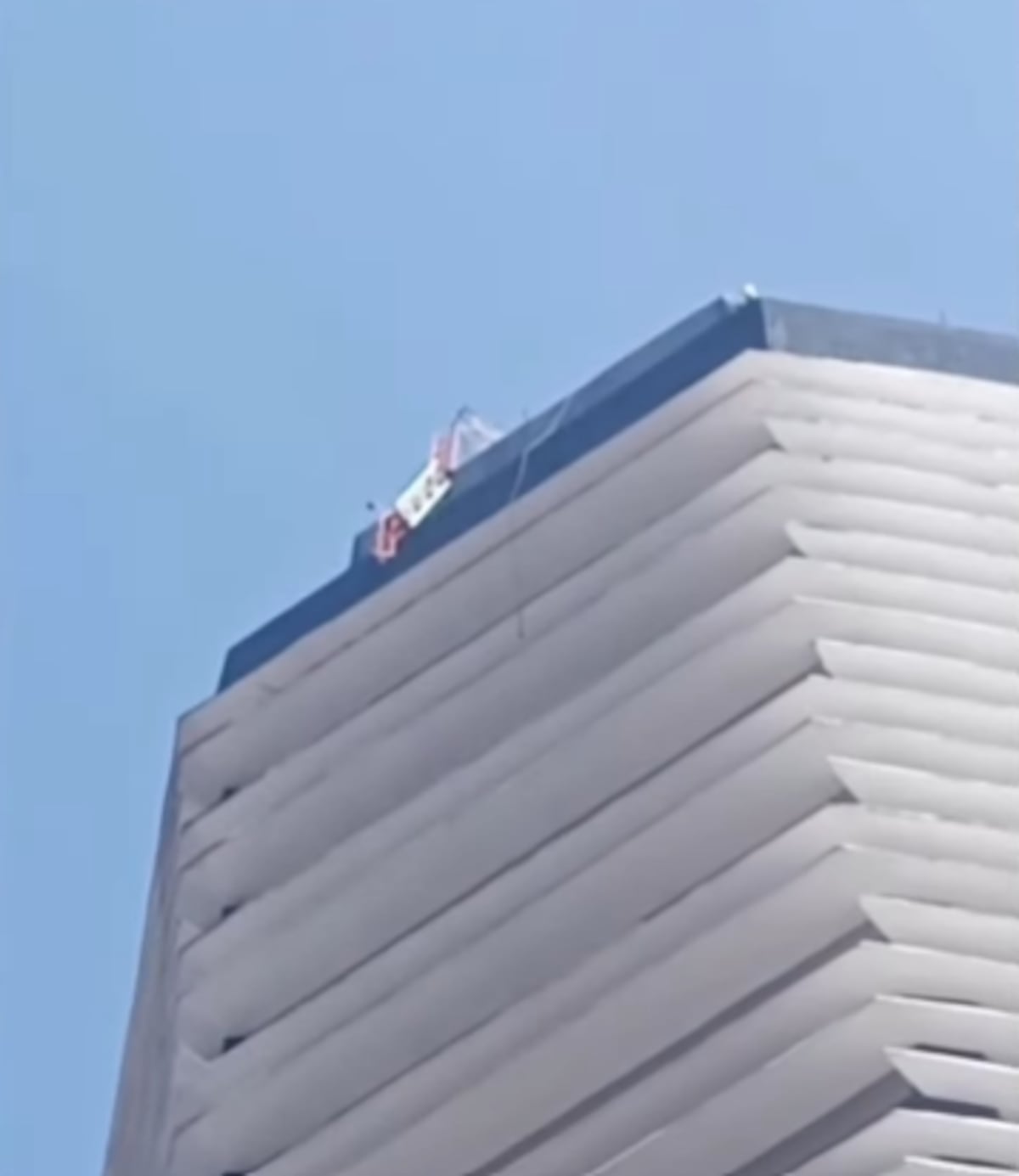 ¡Qué susto! Retiran la antena que estaba a punto de caer frente a la Lotería Nacional