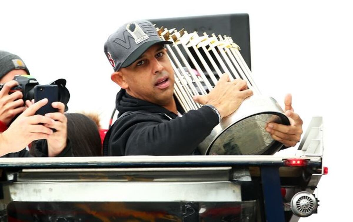 Le meten un año de suspensión de Alex Cora por robo de señas en 2017