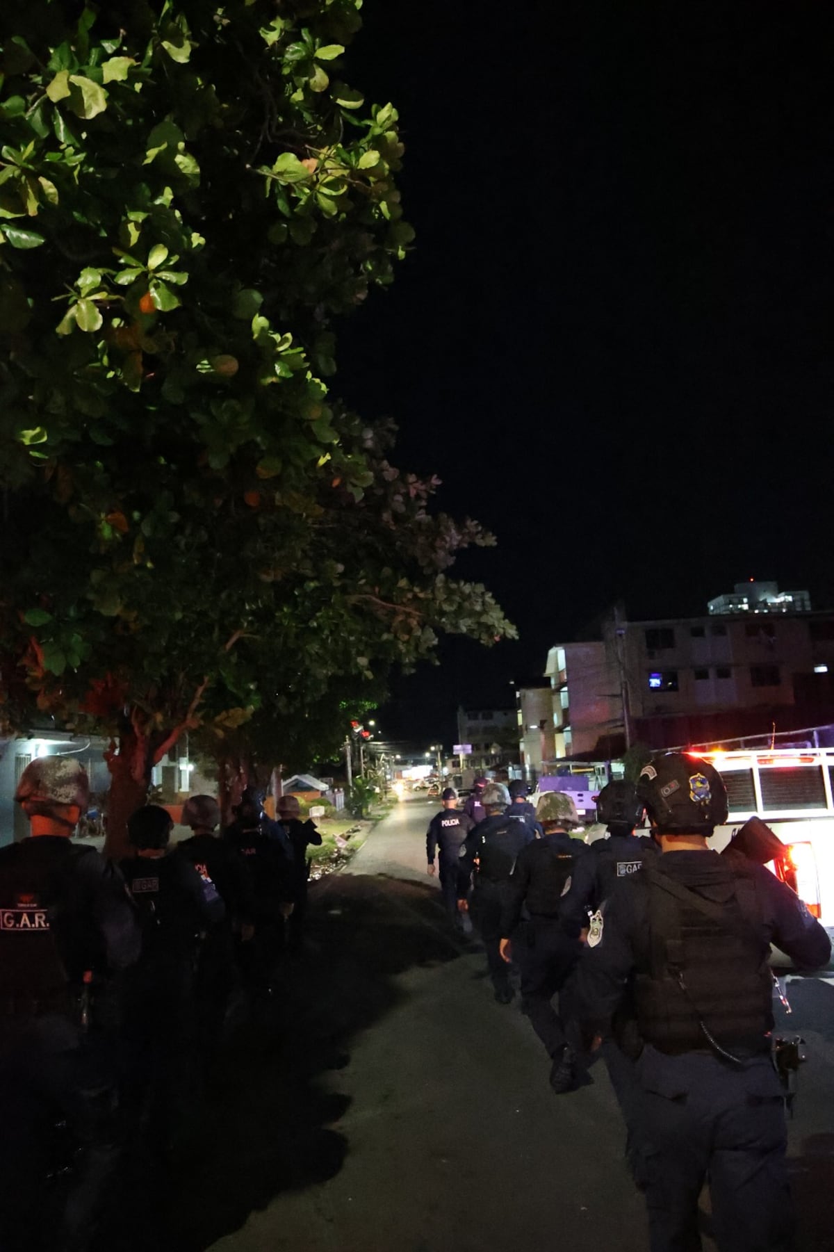 Sin piedad, al estilo Bukele. No respetaron el horario y caen en barrida nocturna en San Miguelito: 38 aprehendidos y dos menores retenidos 