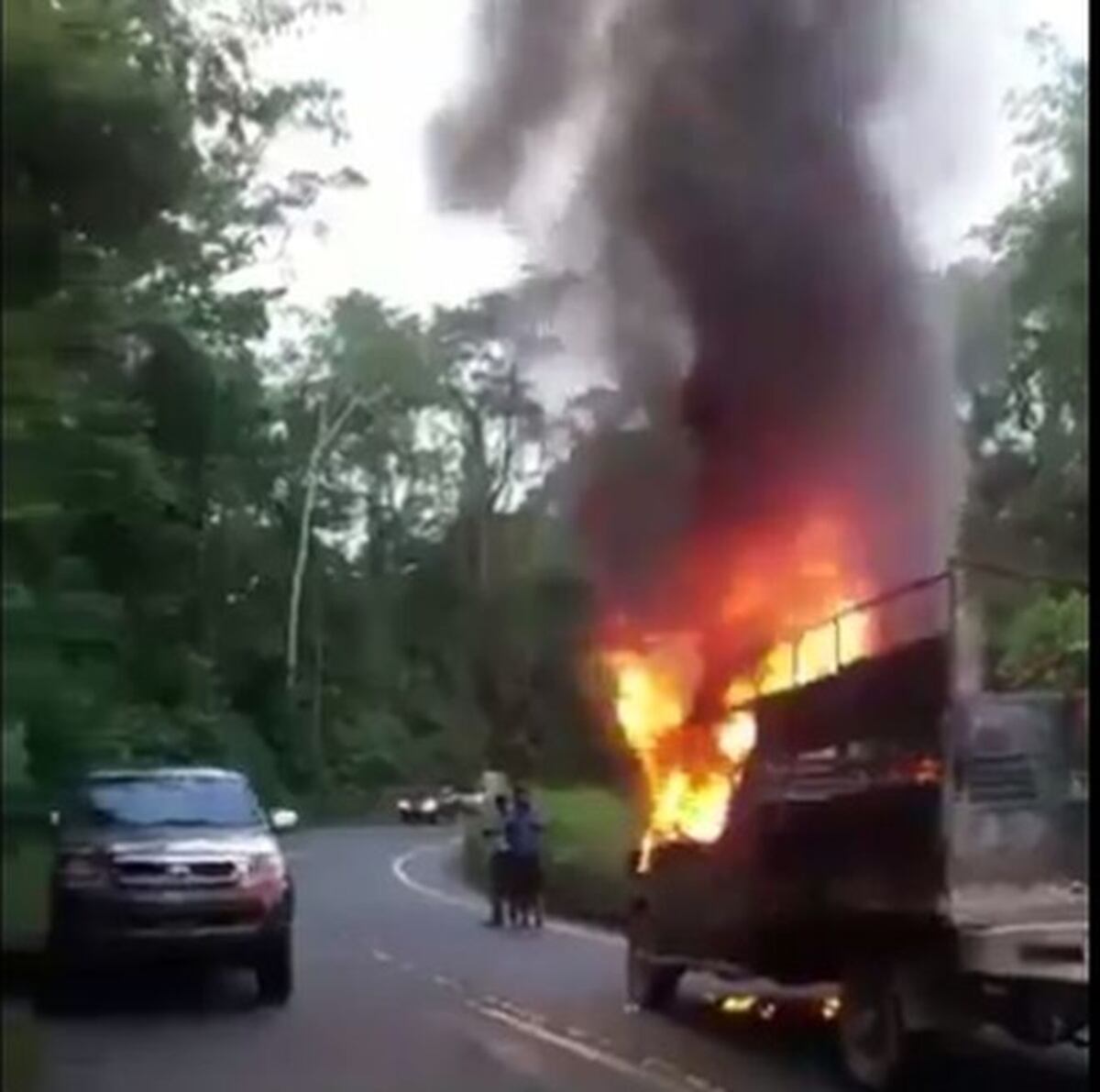 SANTO CIELO | Auto es consumido por las llamas en plena vía | VIDEO
