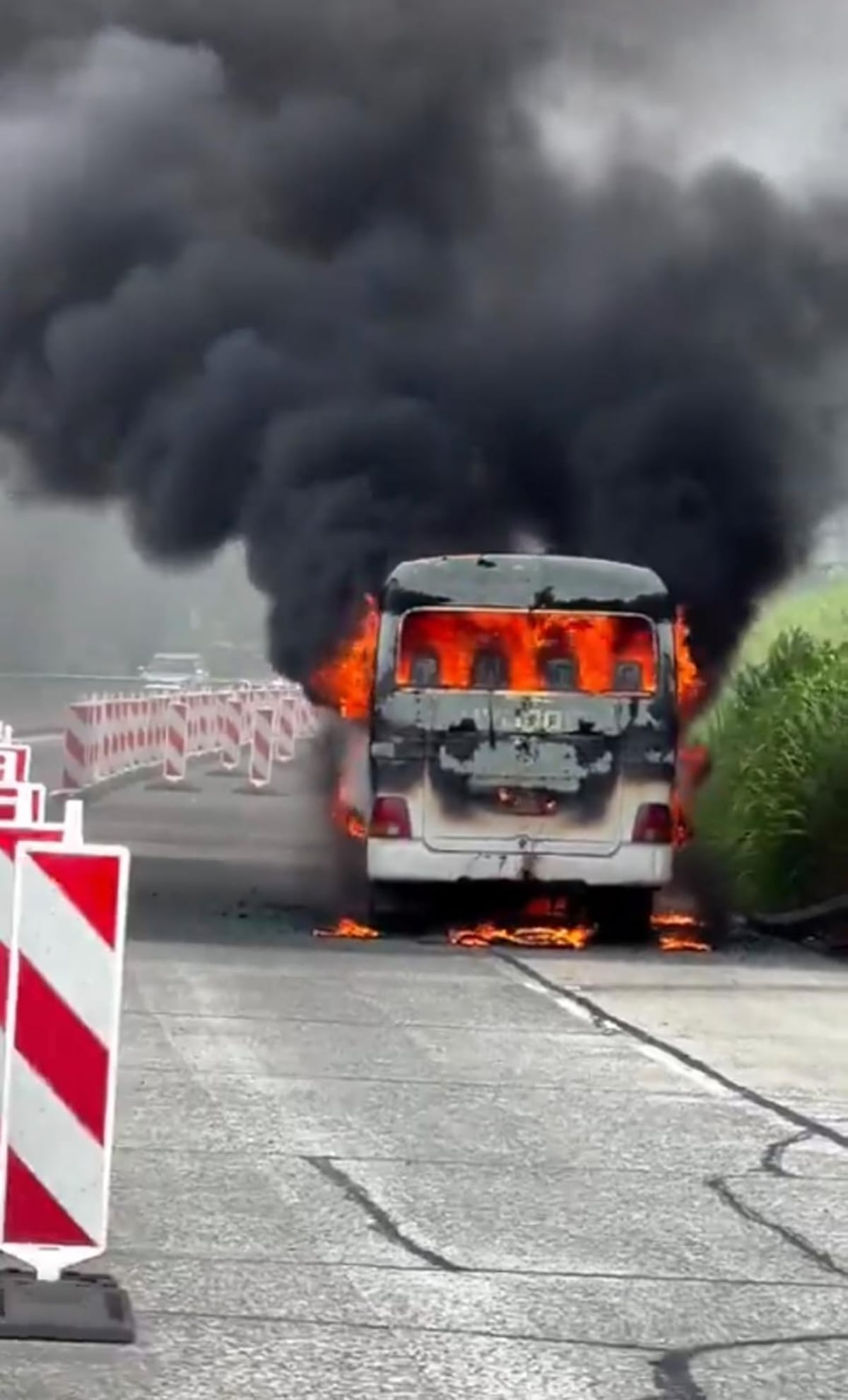 Fuego devora bus de Pandeportes en la autopista Panamá-Colón. No hay víctimas