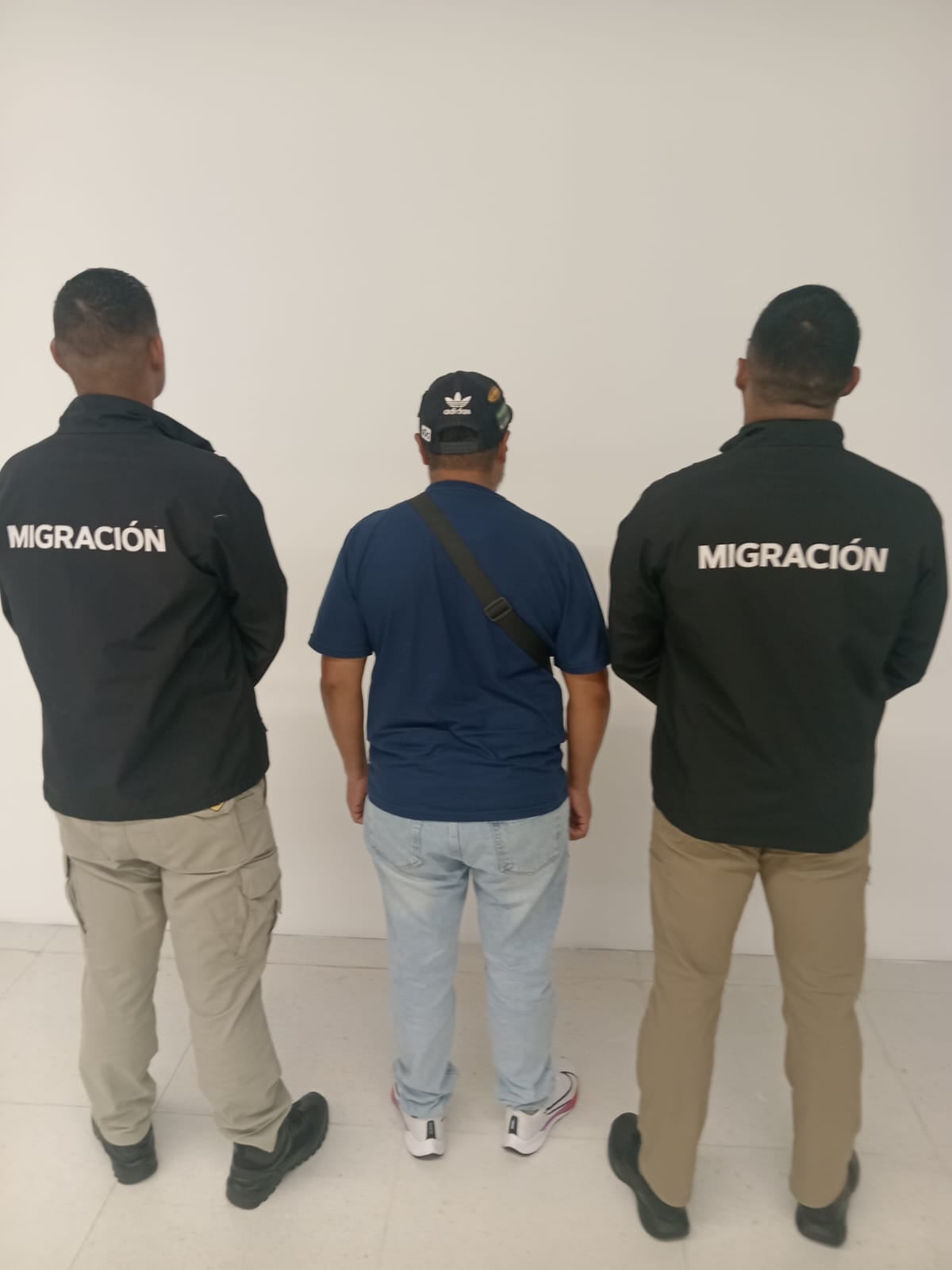 ¡ATRAPADO! Hombre buscado por delito sexual cae en Panamá cuando iba rumbo a Cancún+ VIDEO