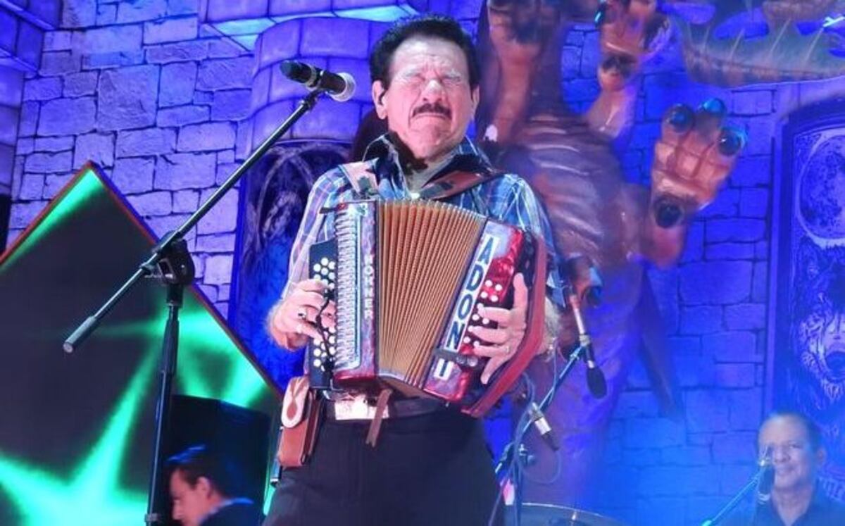 Tras revuelo, Dorindo se trepa a la tarima. Así le fue...