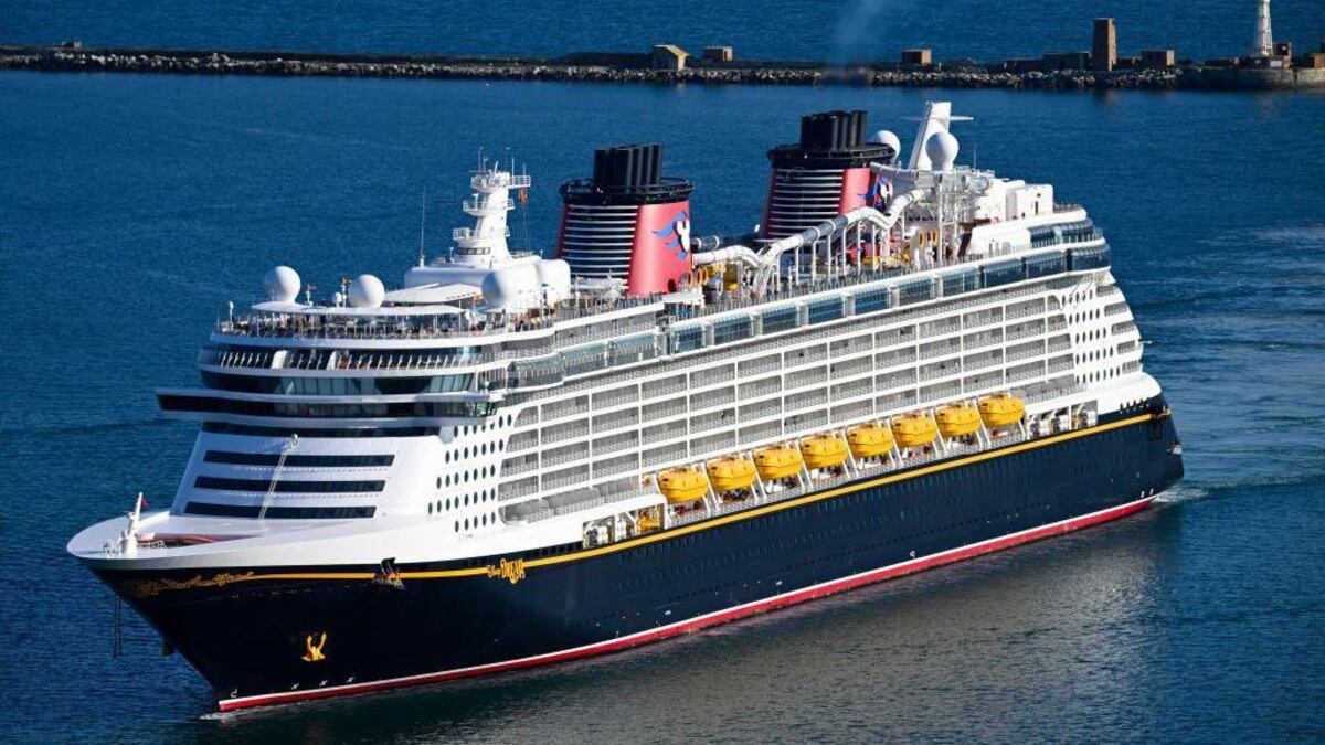 Niña cae por la borda en un crucero de Disney y su padre salta al agua para salvarla