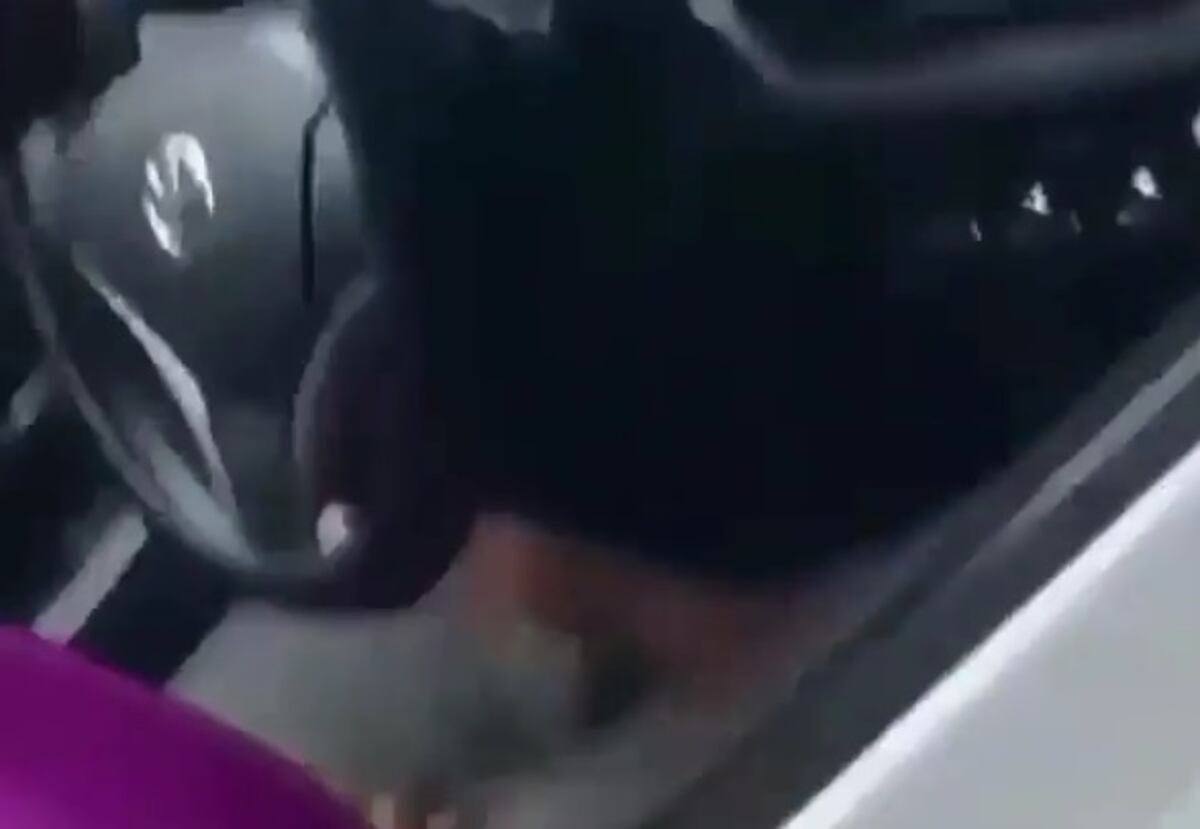 Pillan a depravado tocándose fuera del colegio José Daniel Crespo| Circula video