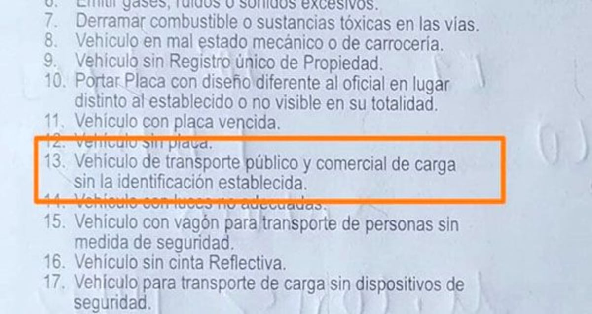 Multan a taxista por llevar la bandera de la Revolución Guna de 1925