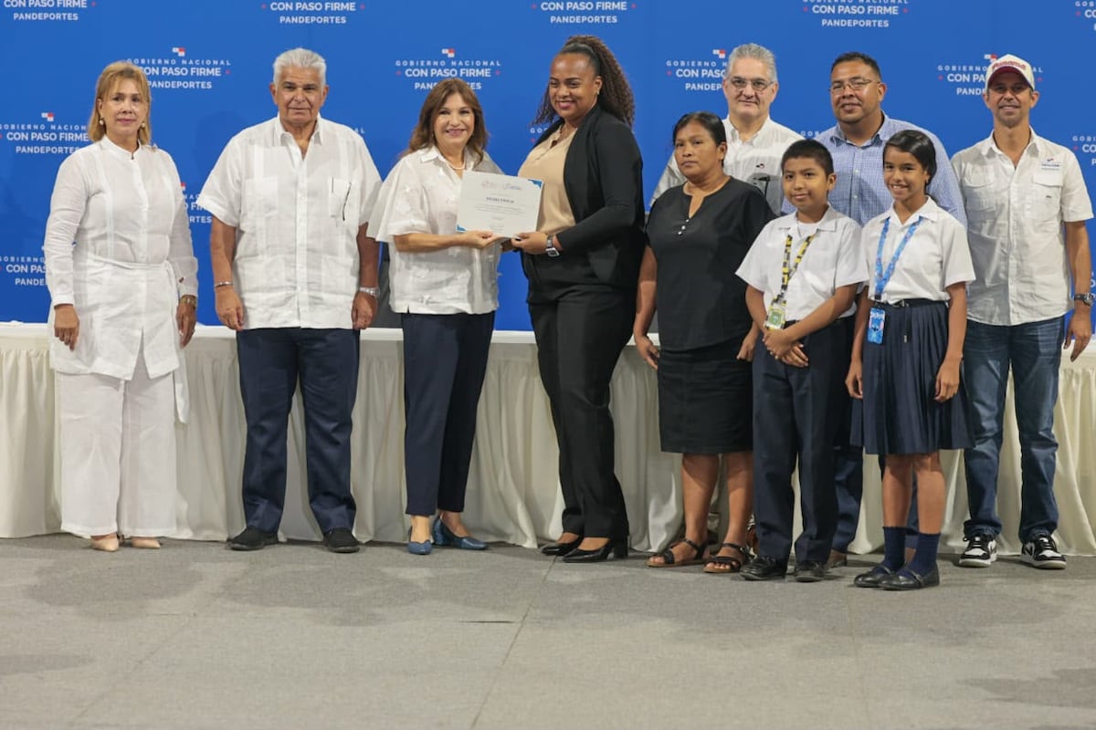Gobierno entrega 80 viviendas y 125 títulos de propiedad en Bocas del Toro