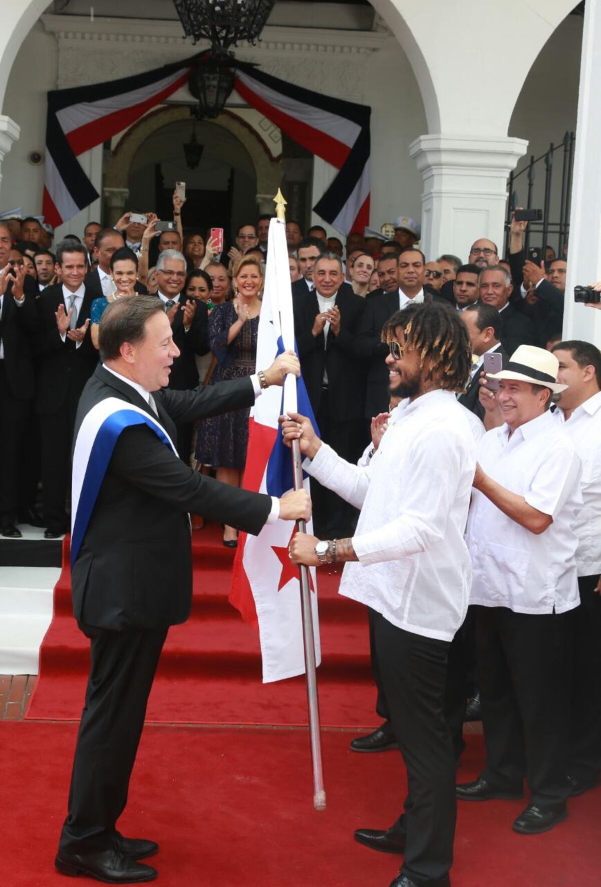 ¡Héroe panameño! Román Torres recibe la bandera y las llaves con mucha humildad 