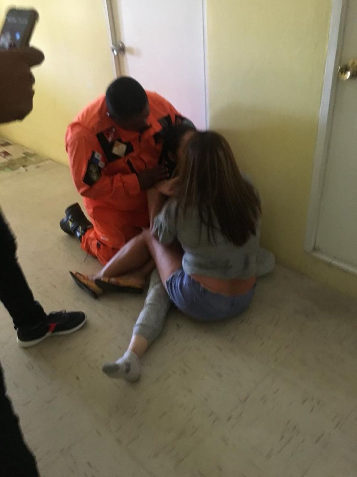 Restacan a mujer que casi se tira en Los Libertadores | Video