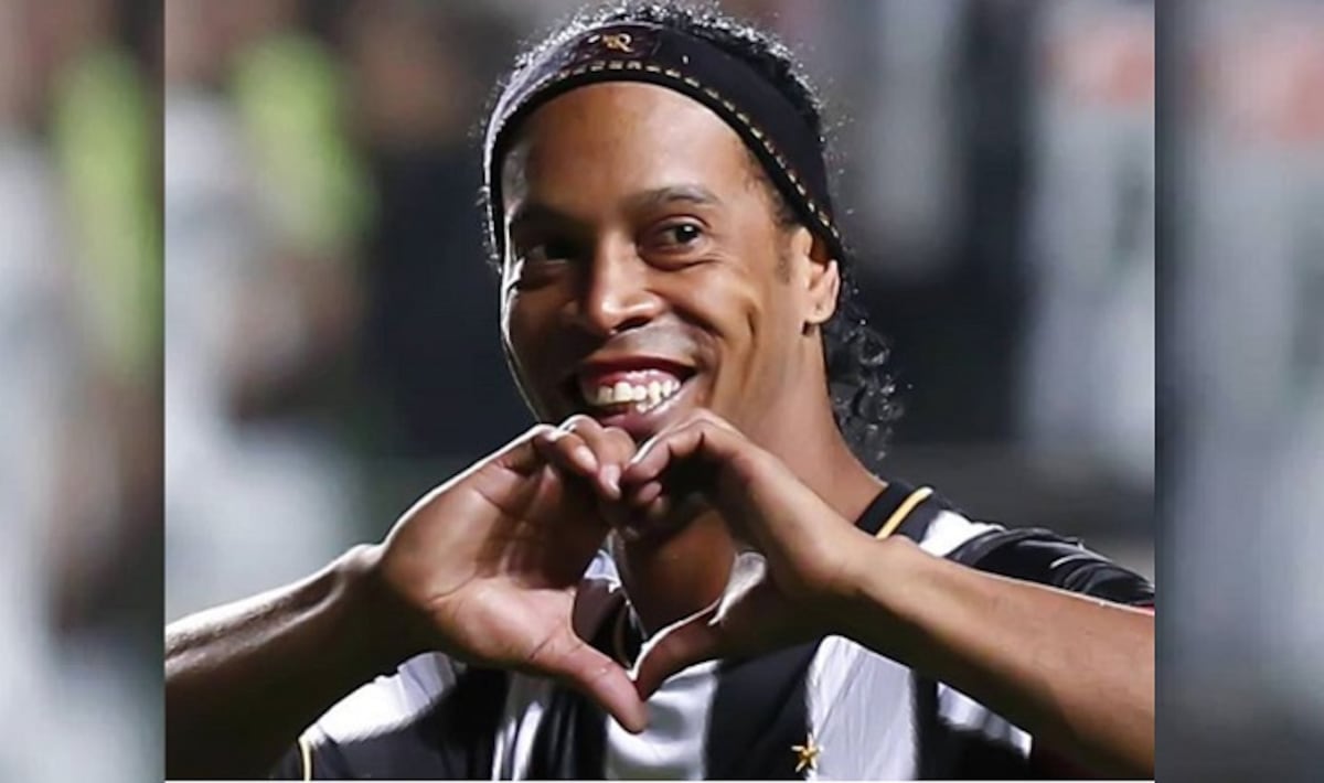 La última locura de Ronaldinho. Quiere casarse con sus dos novias